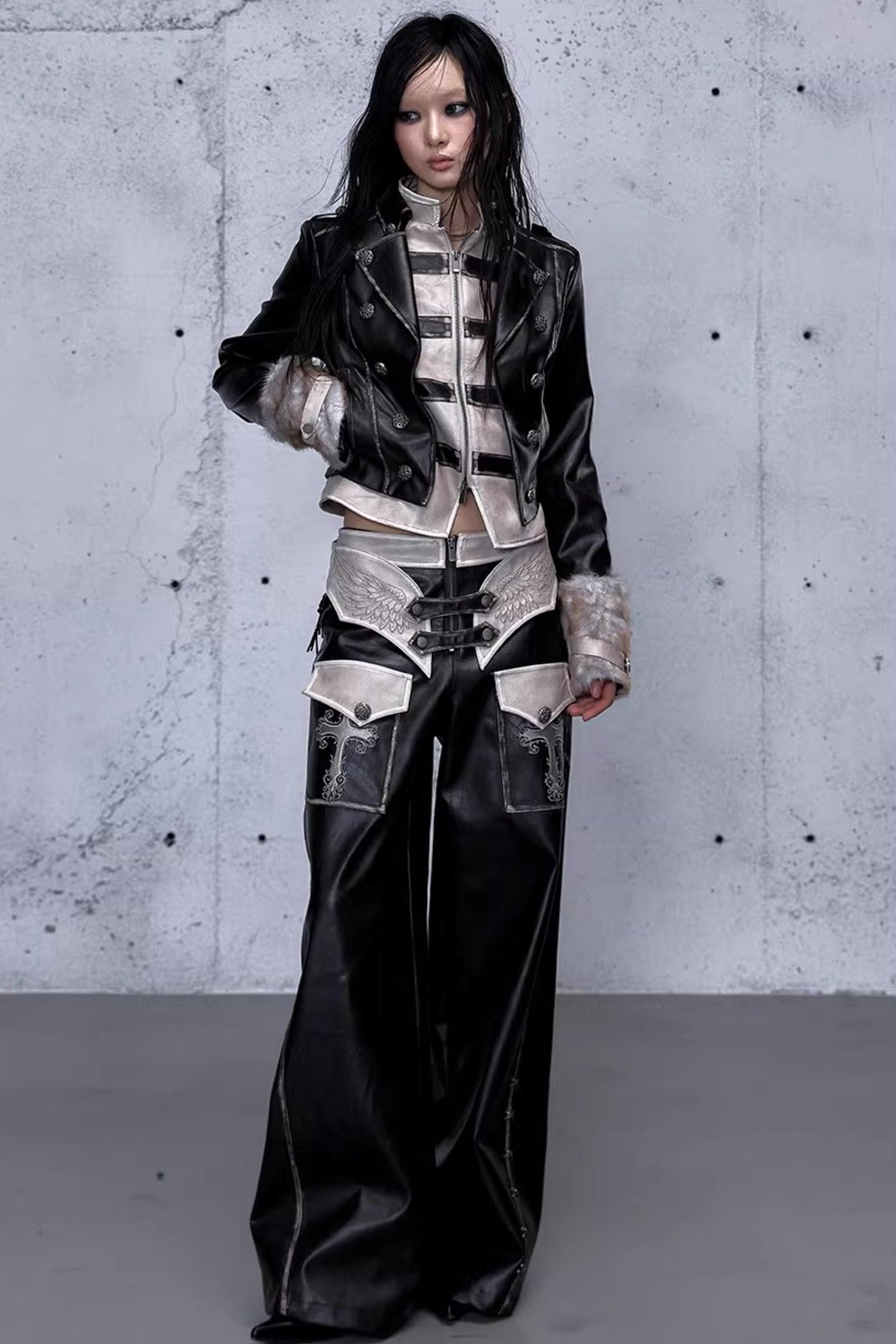 Punk-Lederhose mit Stickerei