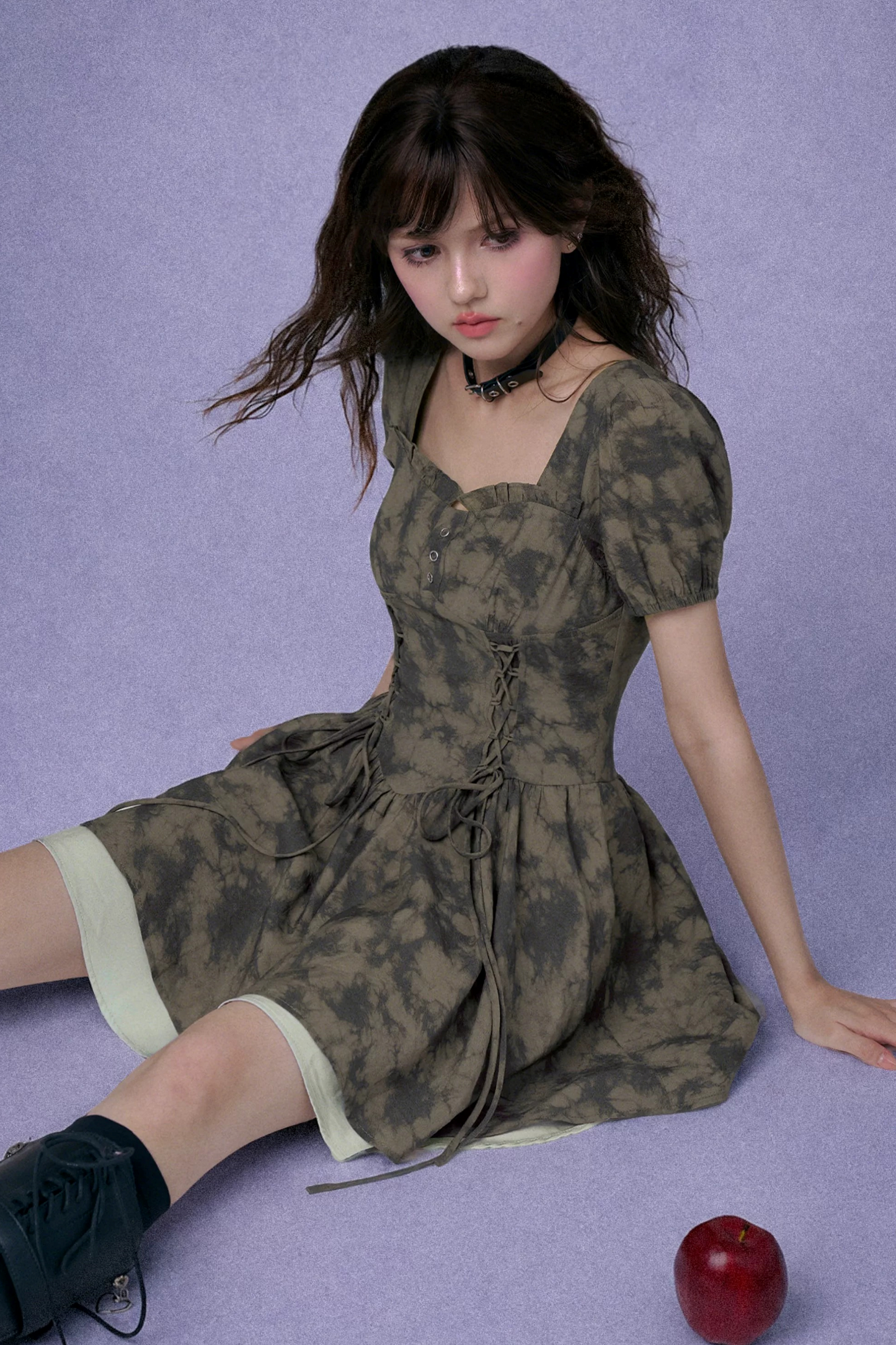 Dunkelmoosfarbenes figurformendes Kleid