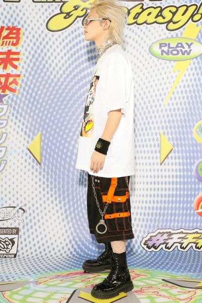 T-shirt oversize con anello in metallo a forma di occhio e gatto nero