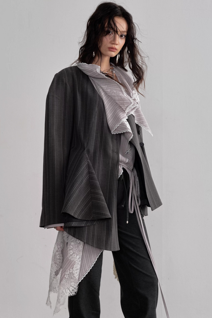 Grau asymmetrischer gestreifter Blazer