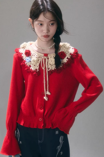 Gehäkelte Strickjacke mit floraler Kamelie