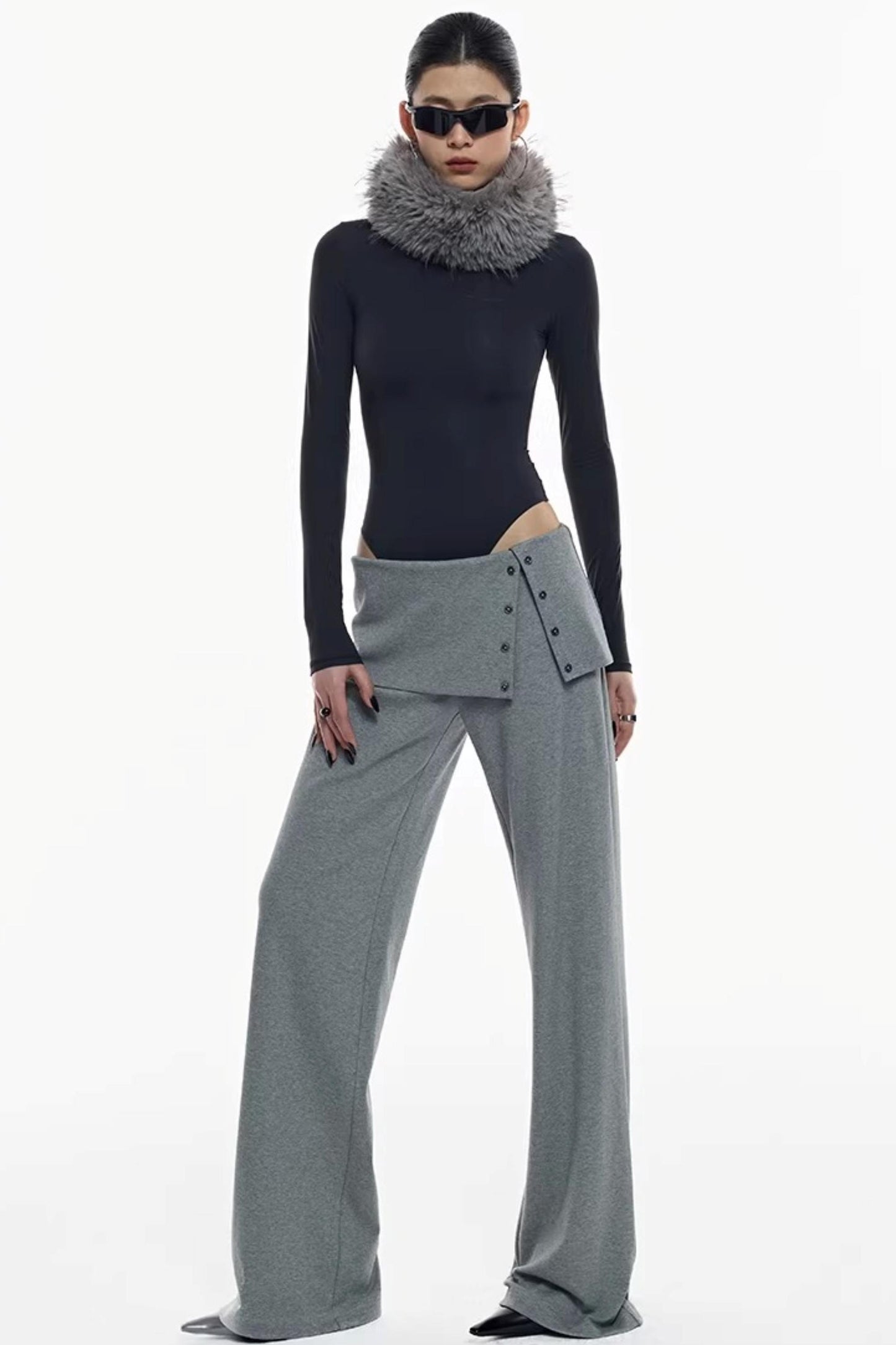 Strickhose mit Schlitz, die die Hüfte bedeckt