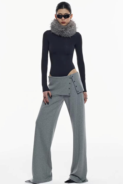 Strickhose mit Schlitz, die die Hüfte bedeckt