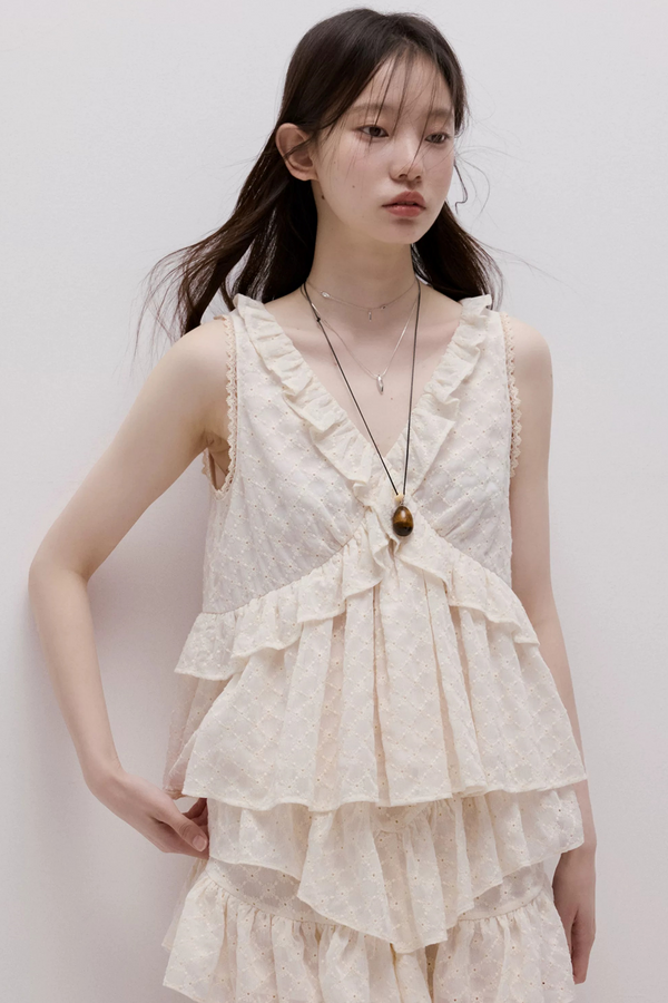 Pear White Daisy Embroidered Top