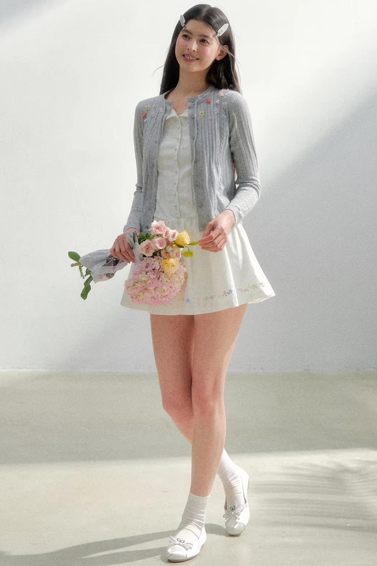 Weißes, elegantes Kleid mit Taillenband