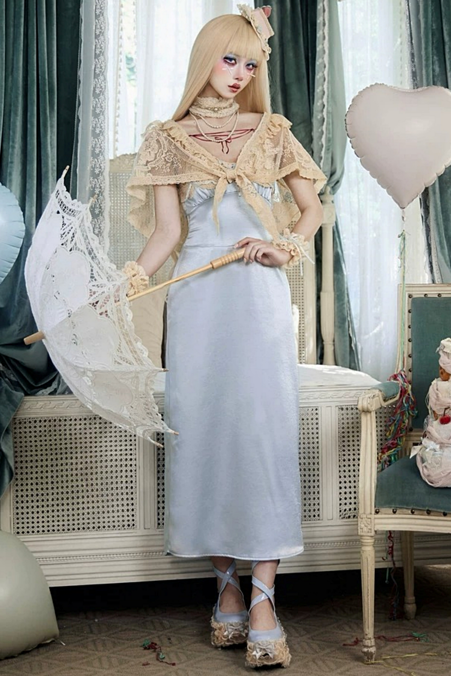 Robe nuisette en satin bleu rococo