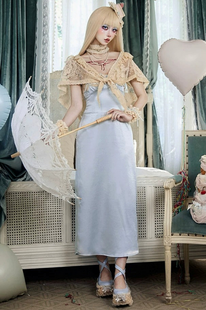 Robe nuisette en satin bleu rococo