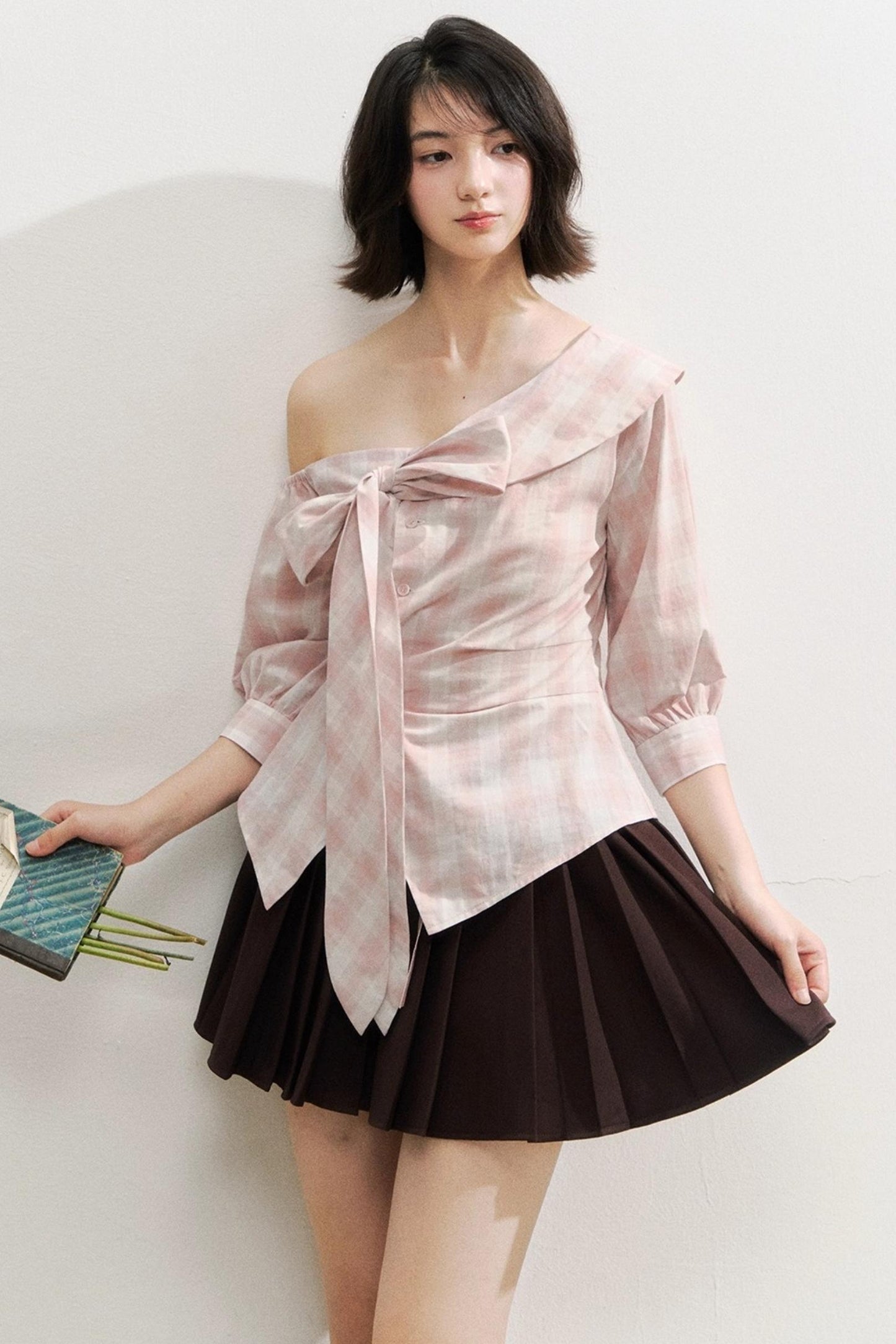 Kariertes One-Shoulder-Taillen-Shirt mit Schleife