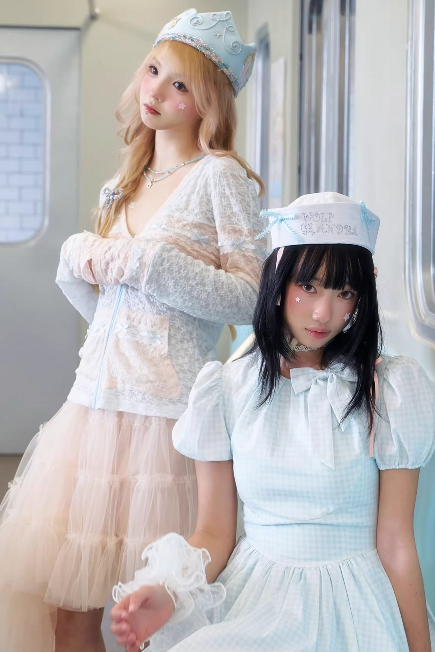 Blau-pinke Spitzenbluse mit Kapuze