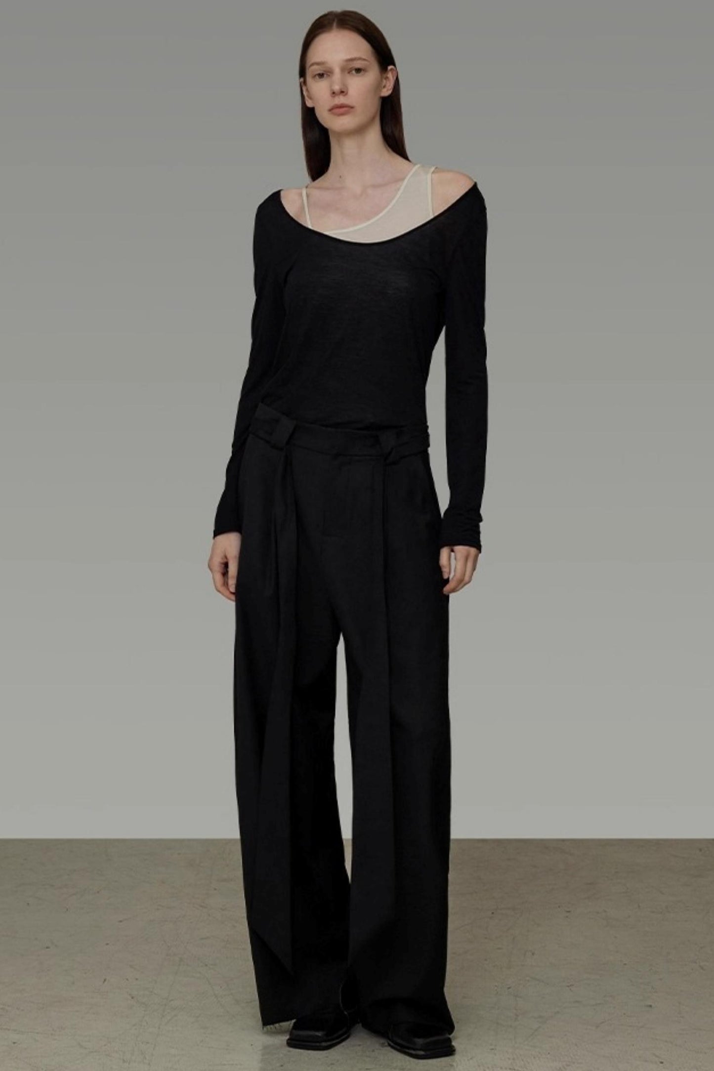 Figurbetonende, fallende Hose mit weitem Bein für den Herbst