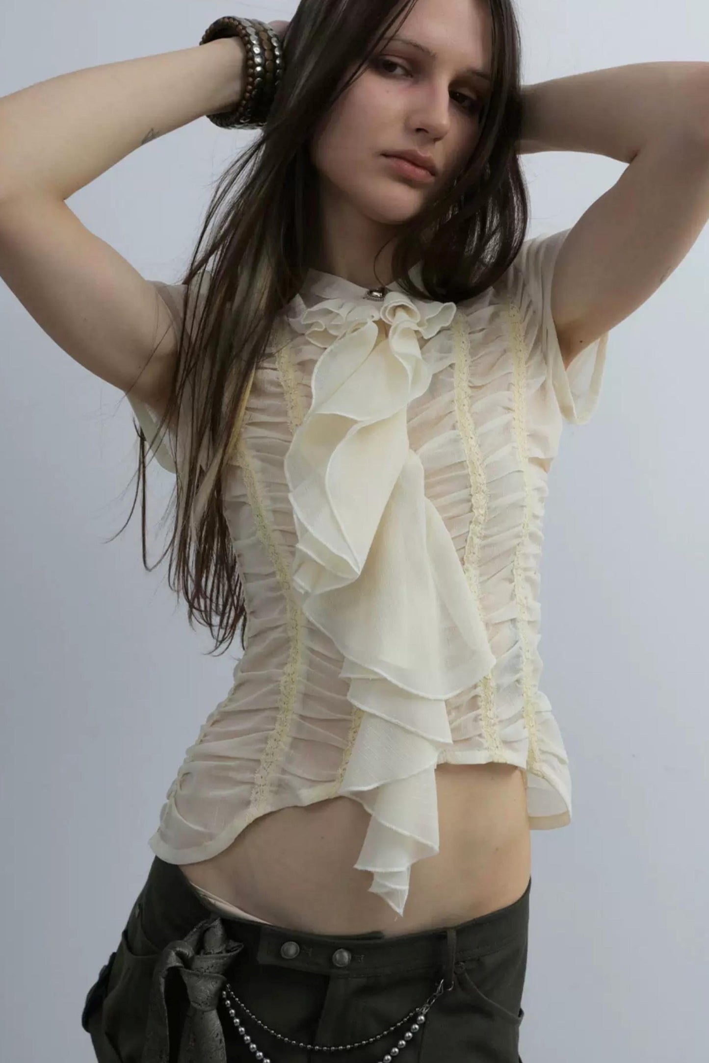 Blusa vittoriana fatta a mano in velo leggero