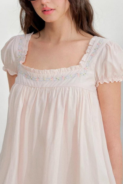 Quadratisches, besticktes Puppenkleid