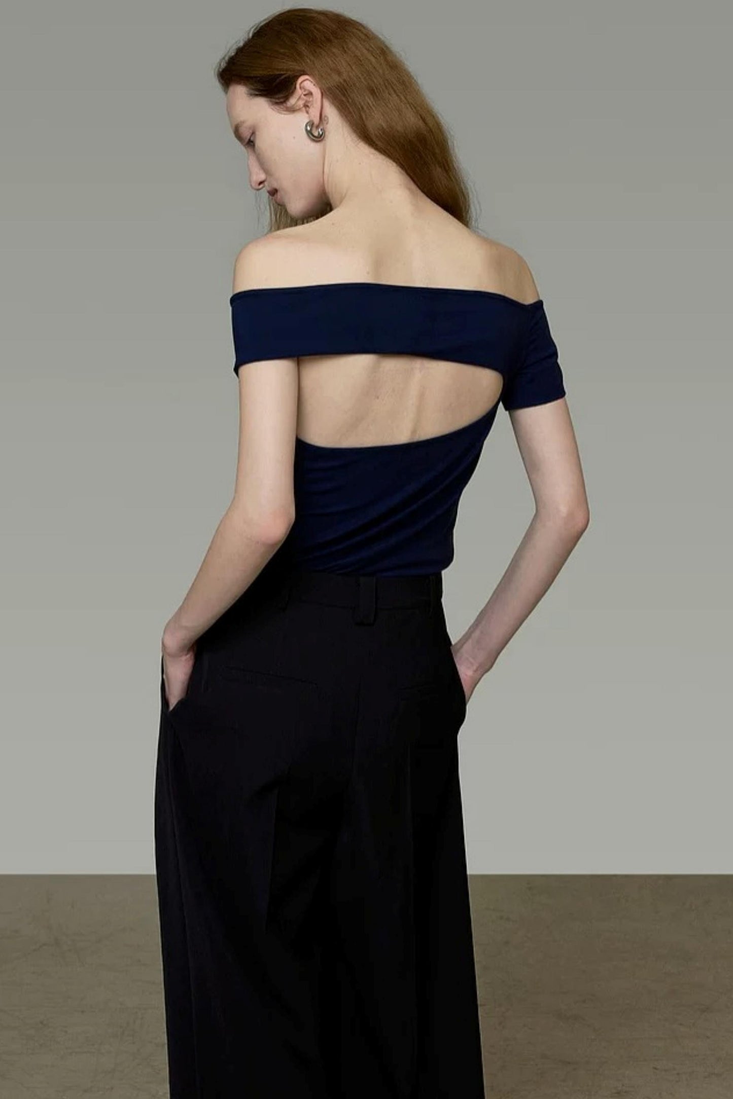 Elegantes marineblaues rückenfreies Oberteil