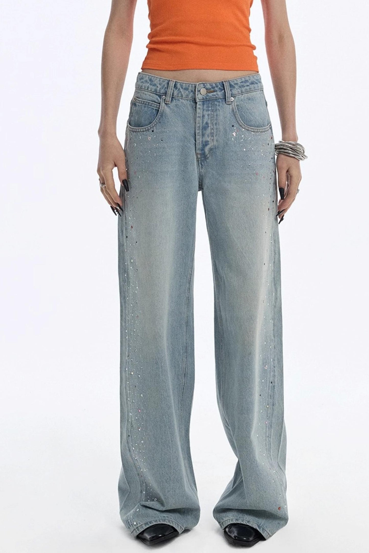 Blaue Jeans mit Edelsteinen und Diamanten