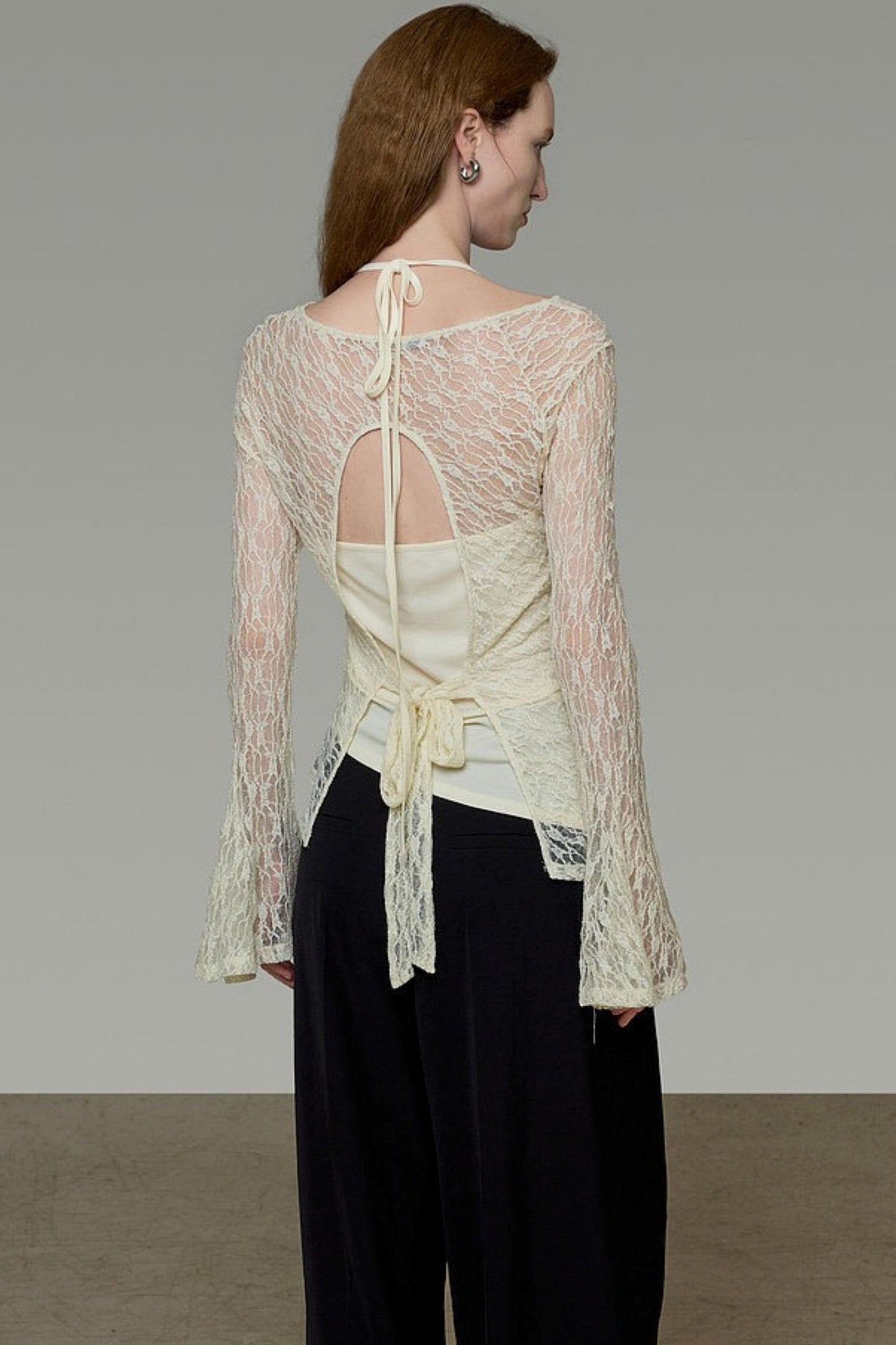 Blusa elegante in pizzo con spalline