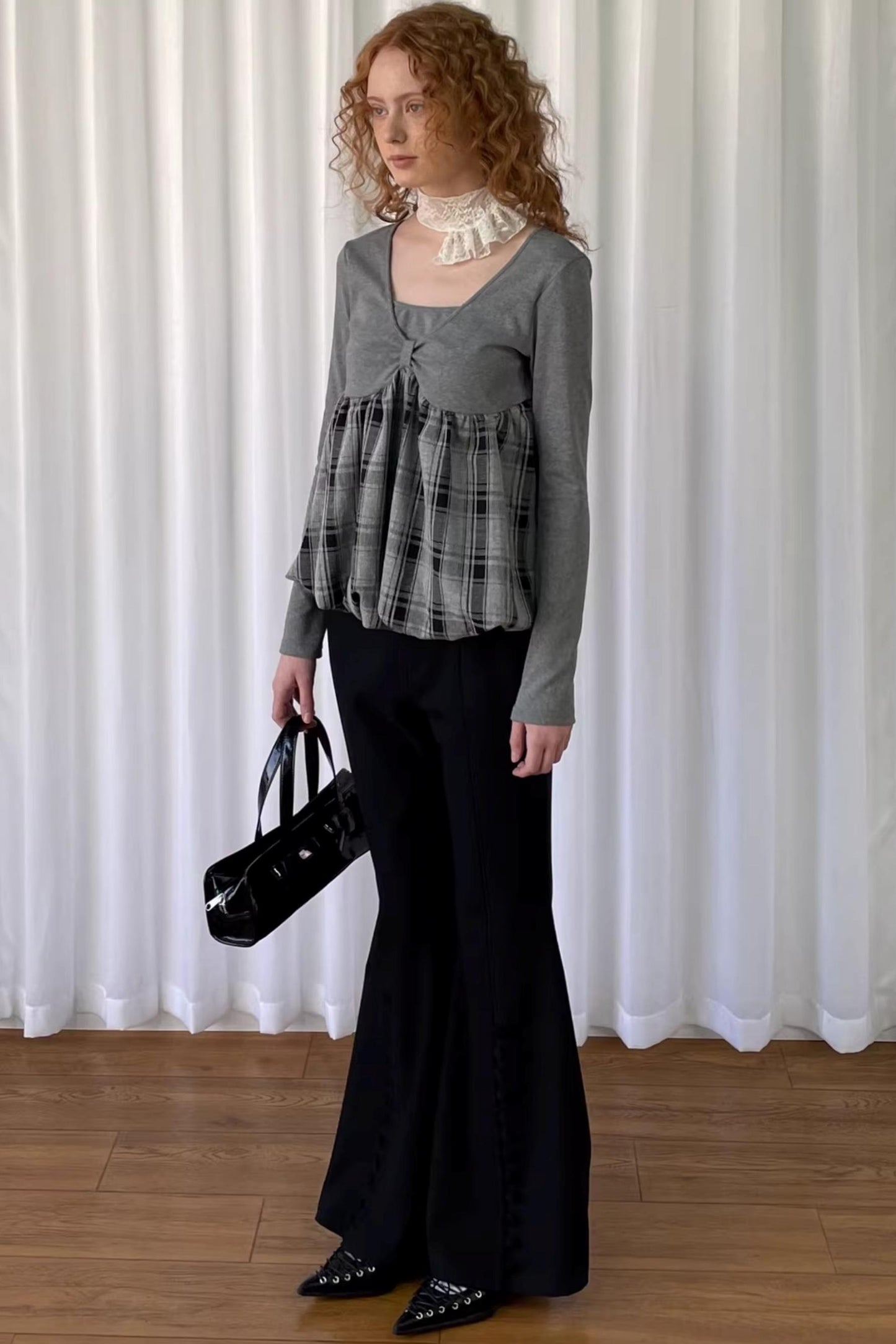 Graues Strickoberteil mit Karomuster
