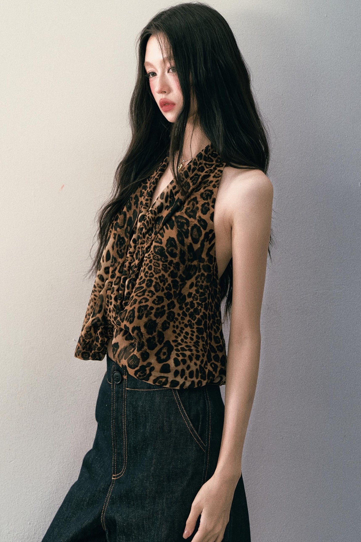 Leoparden-Neckholder-Top mit V-Ausschnitt