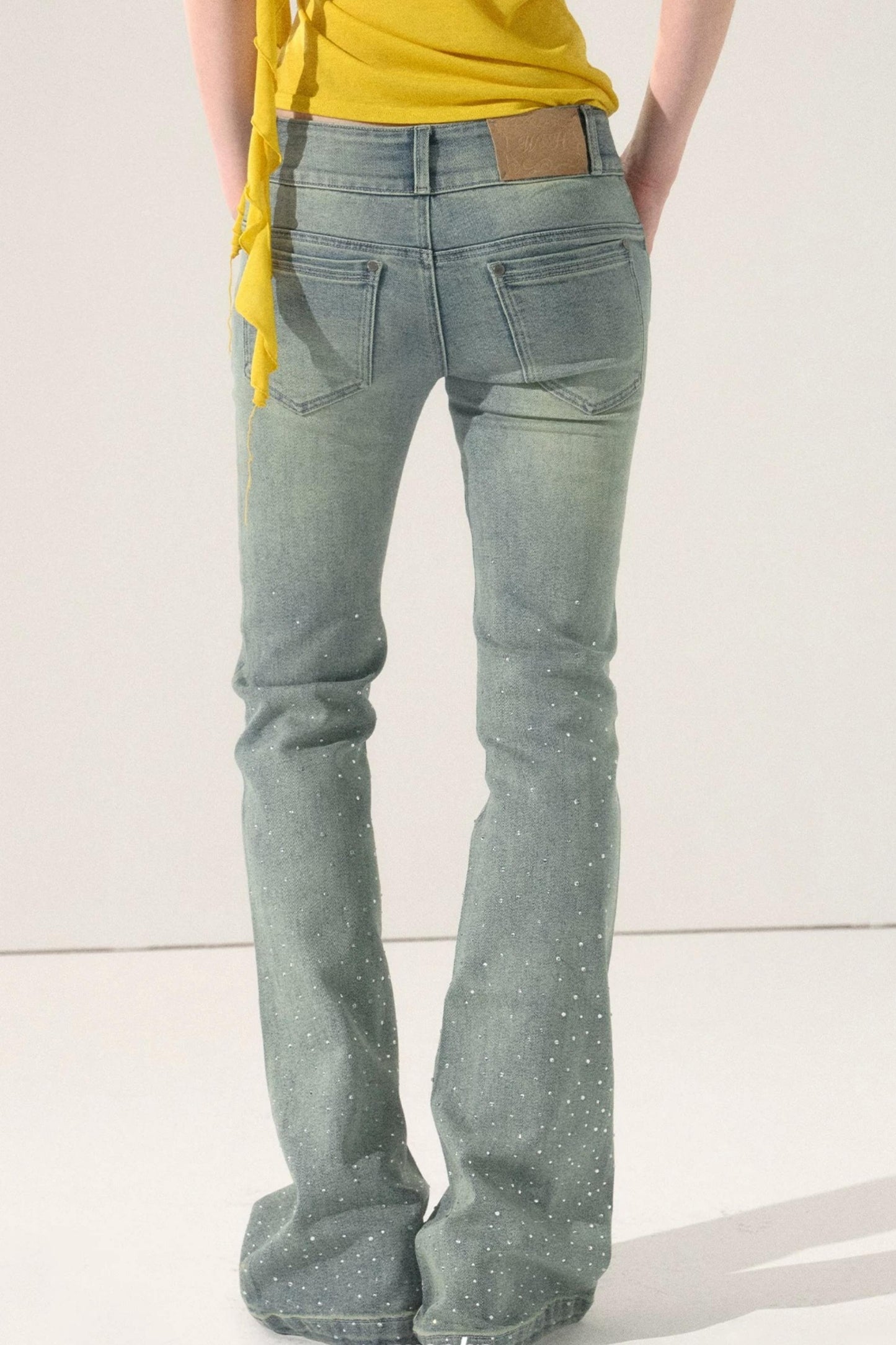 Ausgestellte Denimhose mit Strass