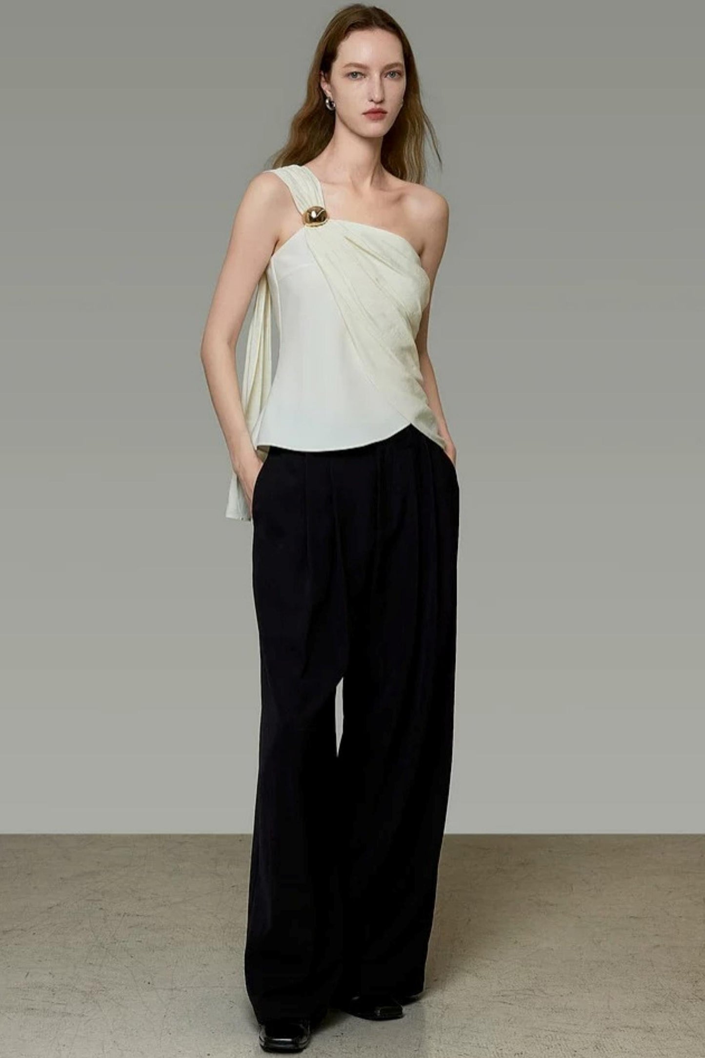 Asymmetrische Weste mit Metallschnalle