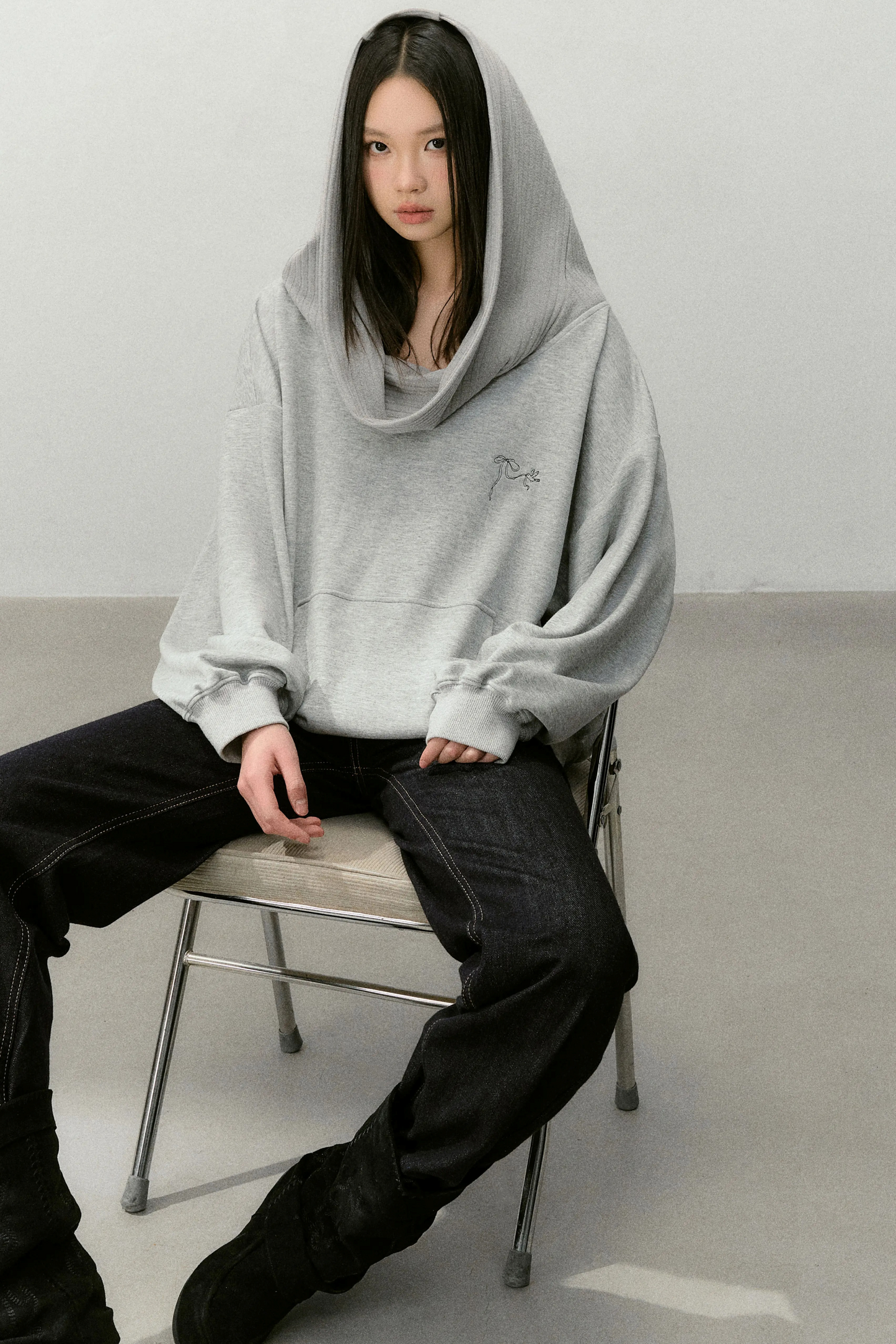 비대칭 후드 스웨터