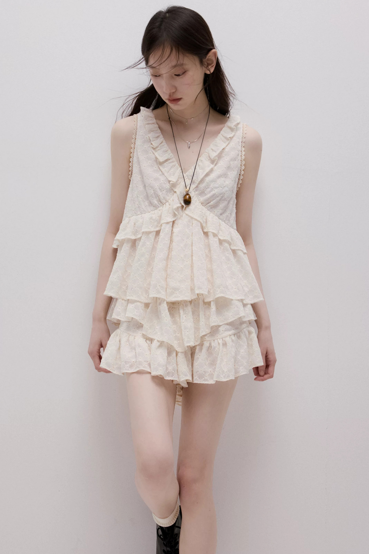 Pear White Daisy Embossed Skirt Pants
