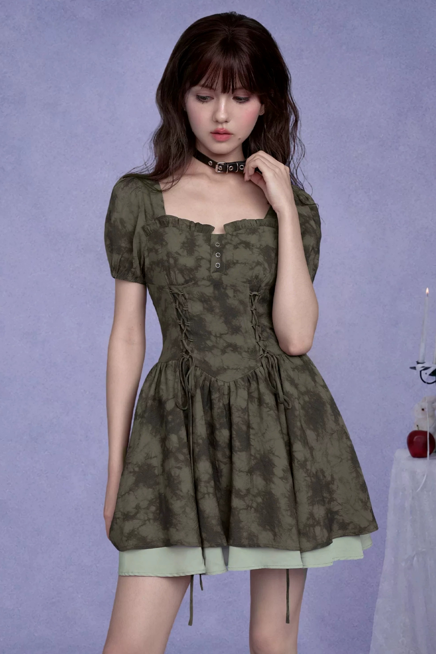 Dunkelmoosfarbenes figurformendes Kleid