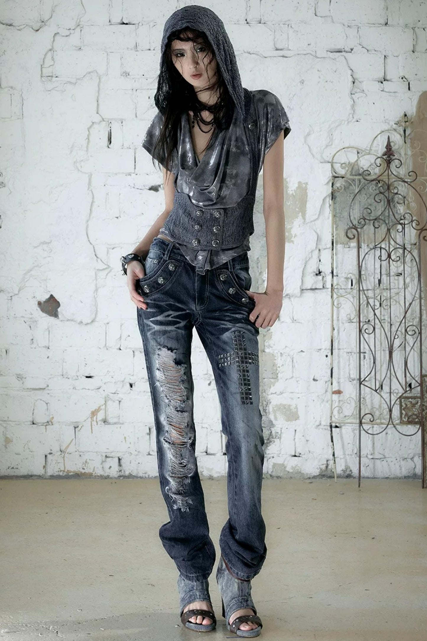 Jeanshose in Used-Optik mit Strasssteinen