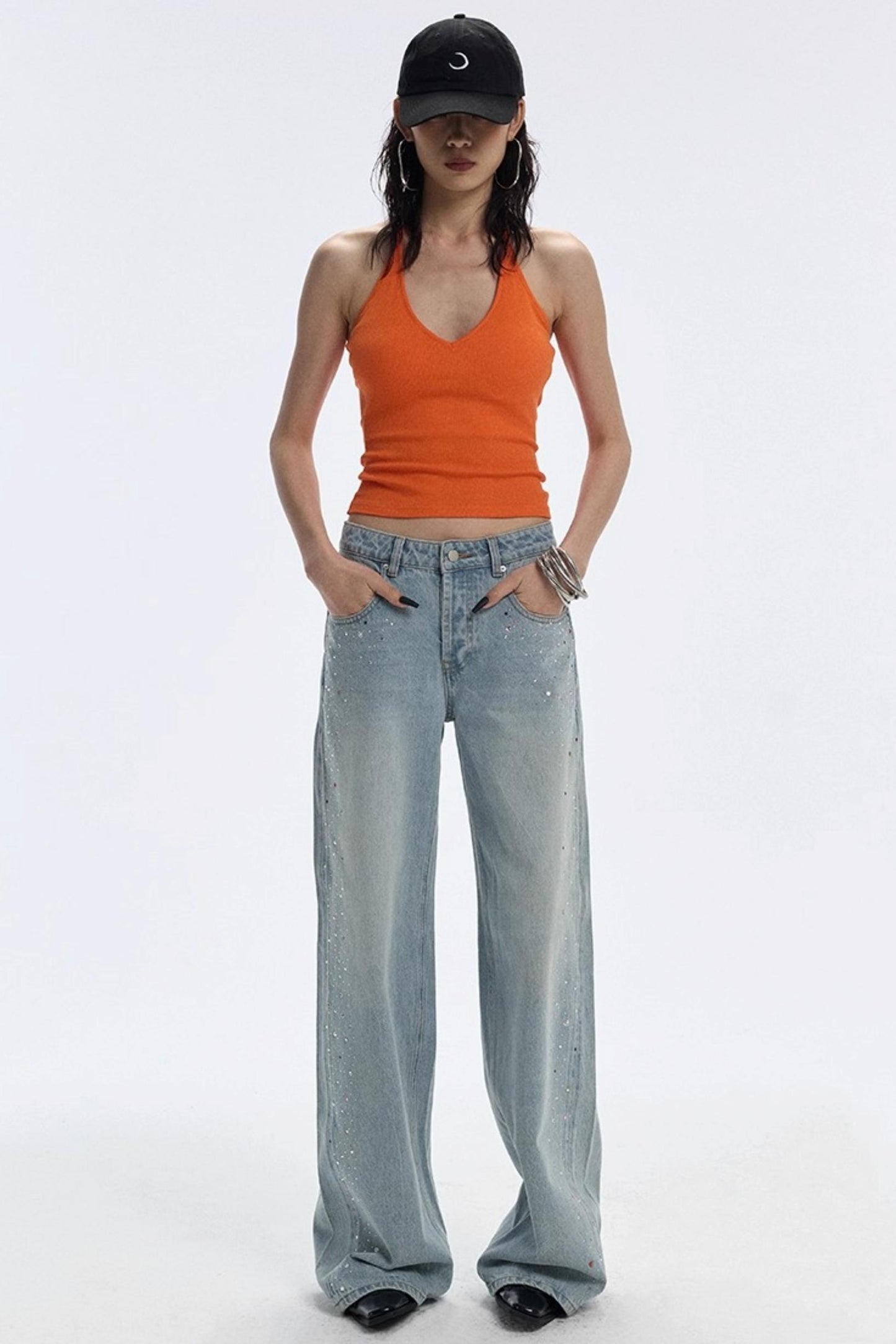 Blaue Jeans mit Edelsteinen und Diamanten