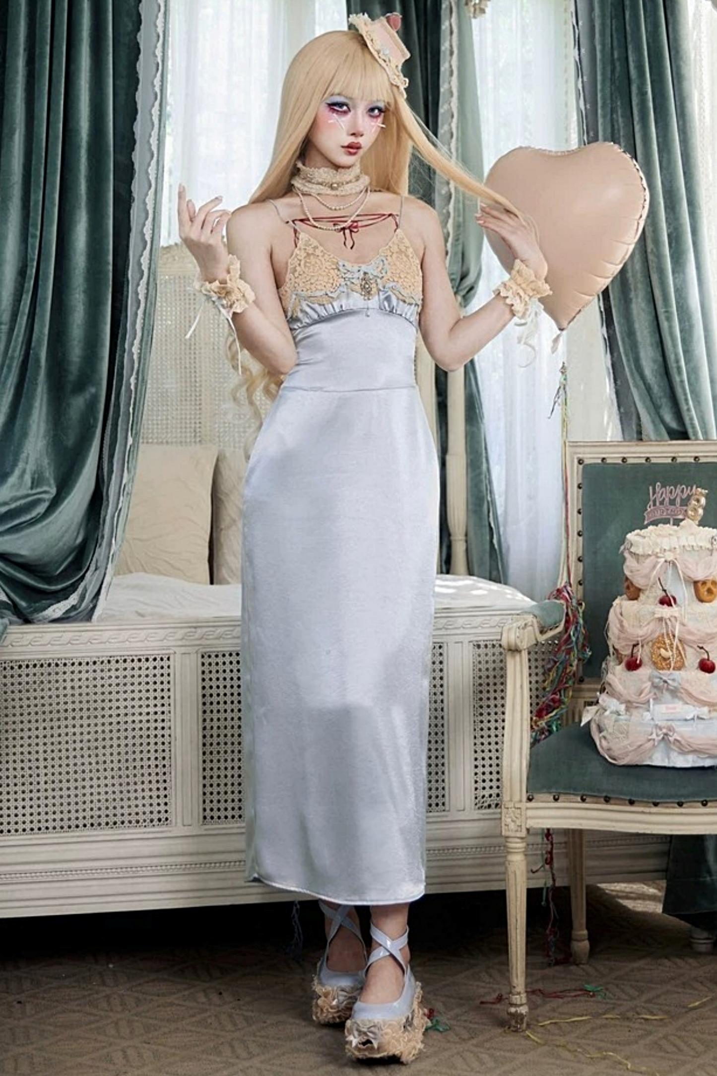 Robe nuisette en satin bleu rococo