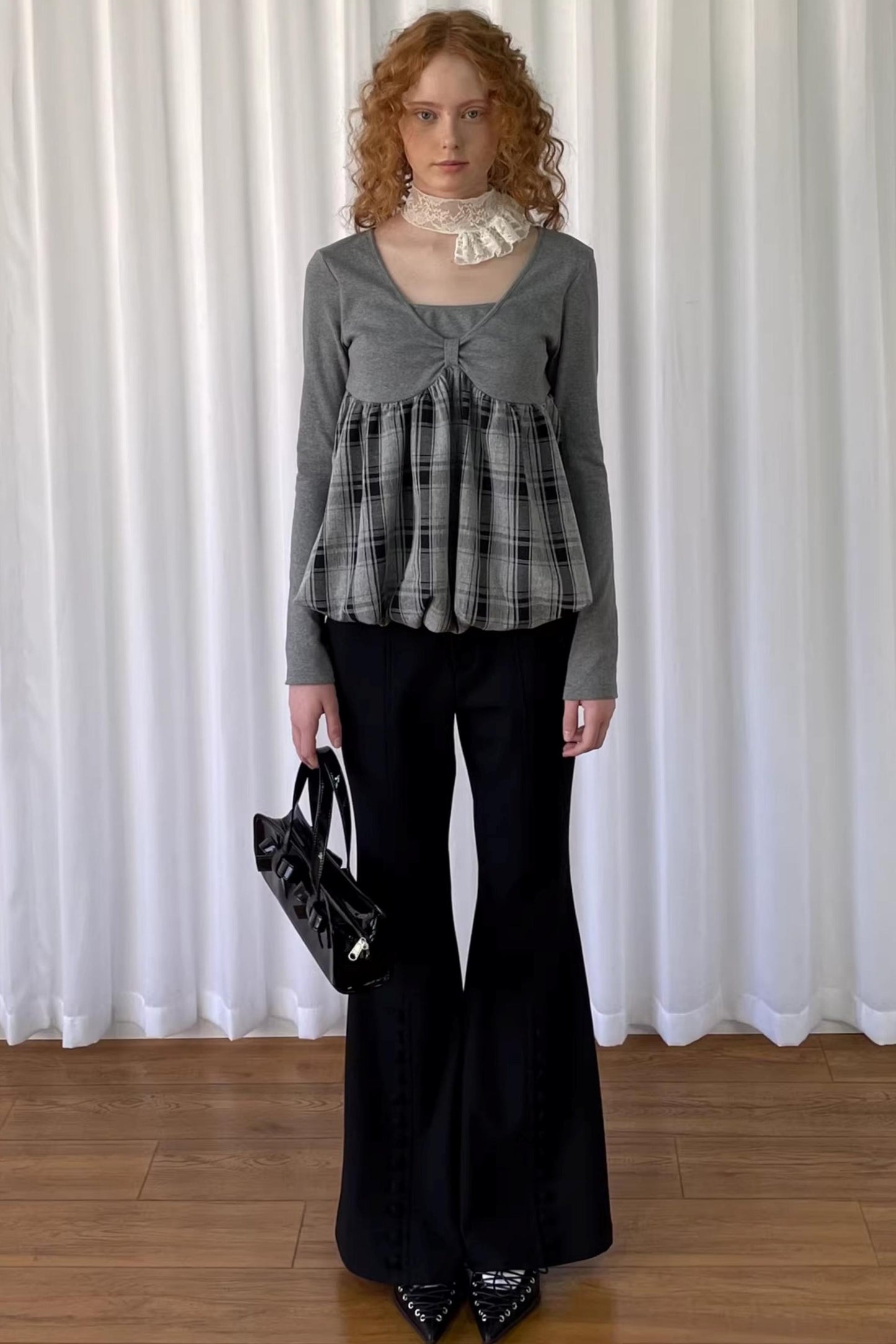 Graues Strickoberteil mit Karomuster