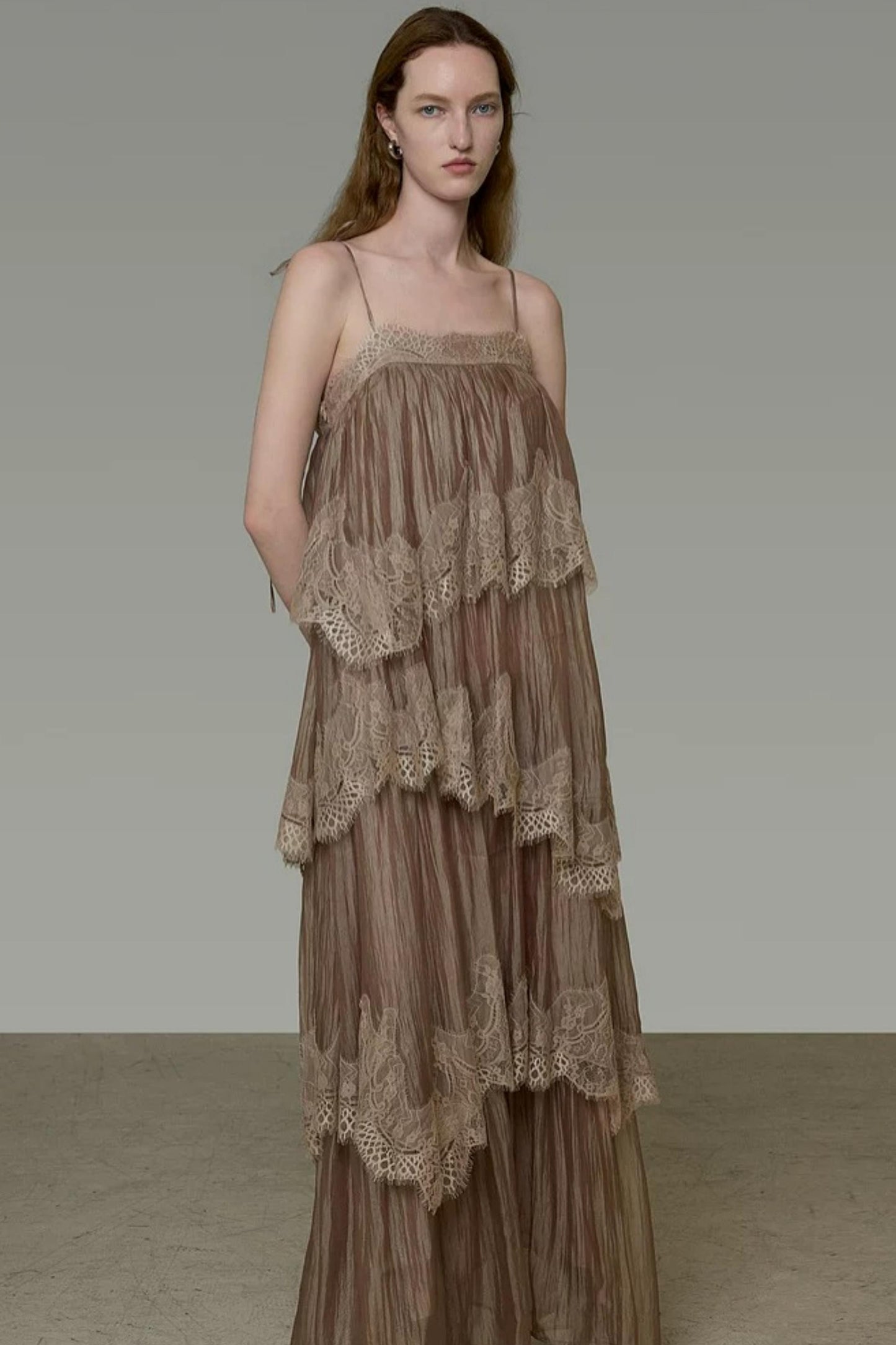 Französisches langes Kleid mit Spitzeneinsätzen