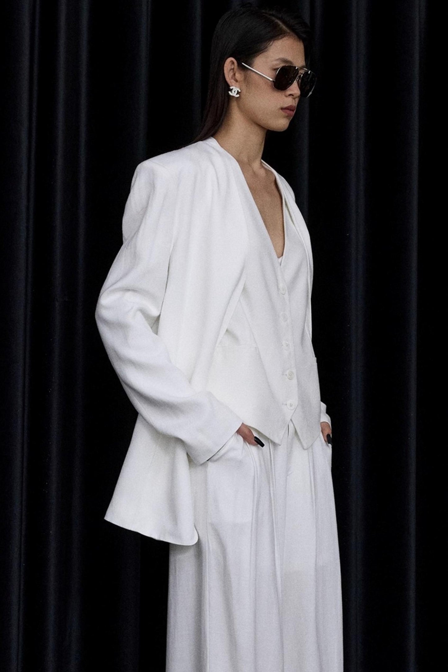 White Collarless V-Neck Loose Suit Set-Up