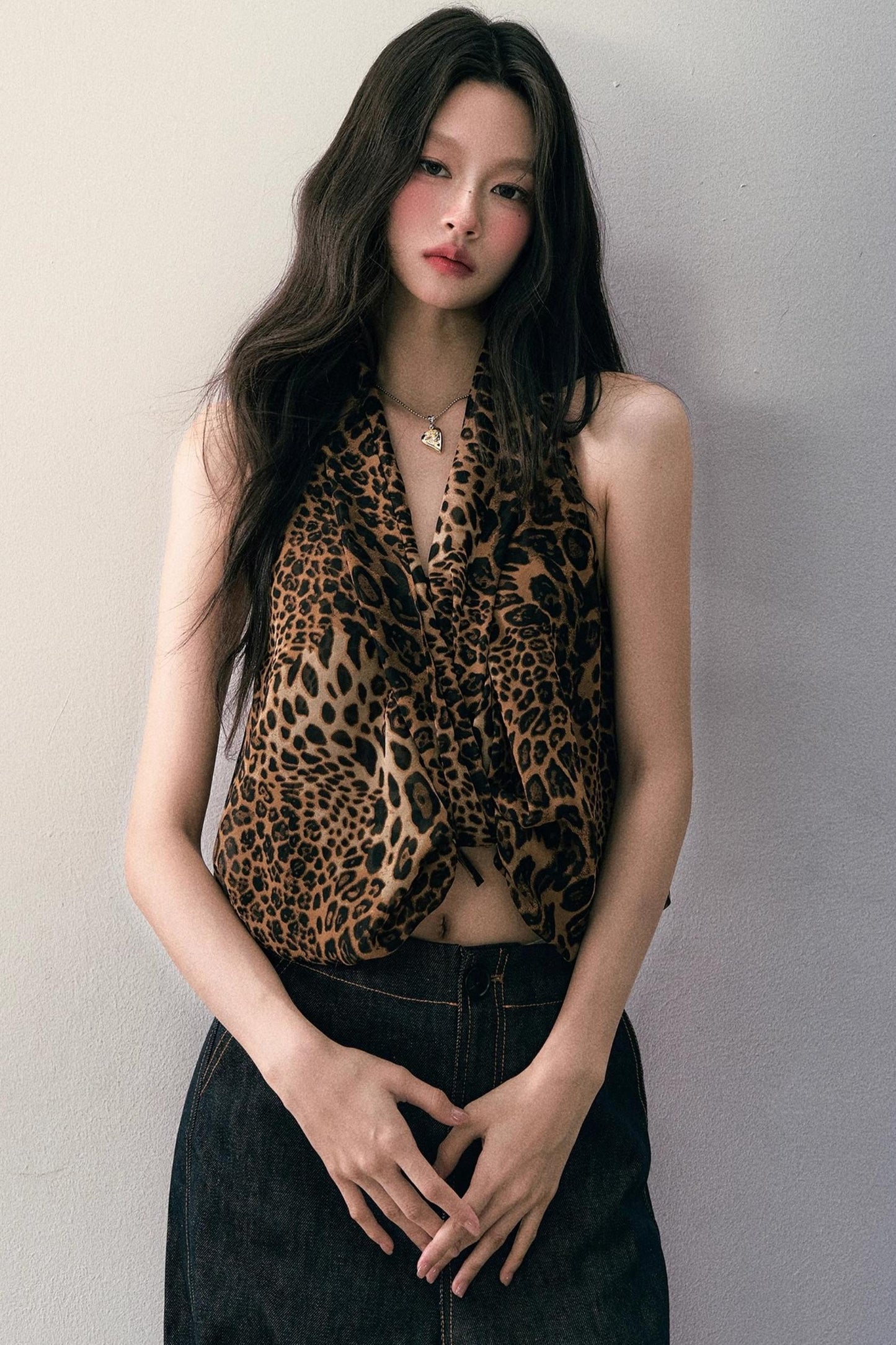 Leoparden-Neckholder-Top mit V-Ausschnitt