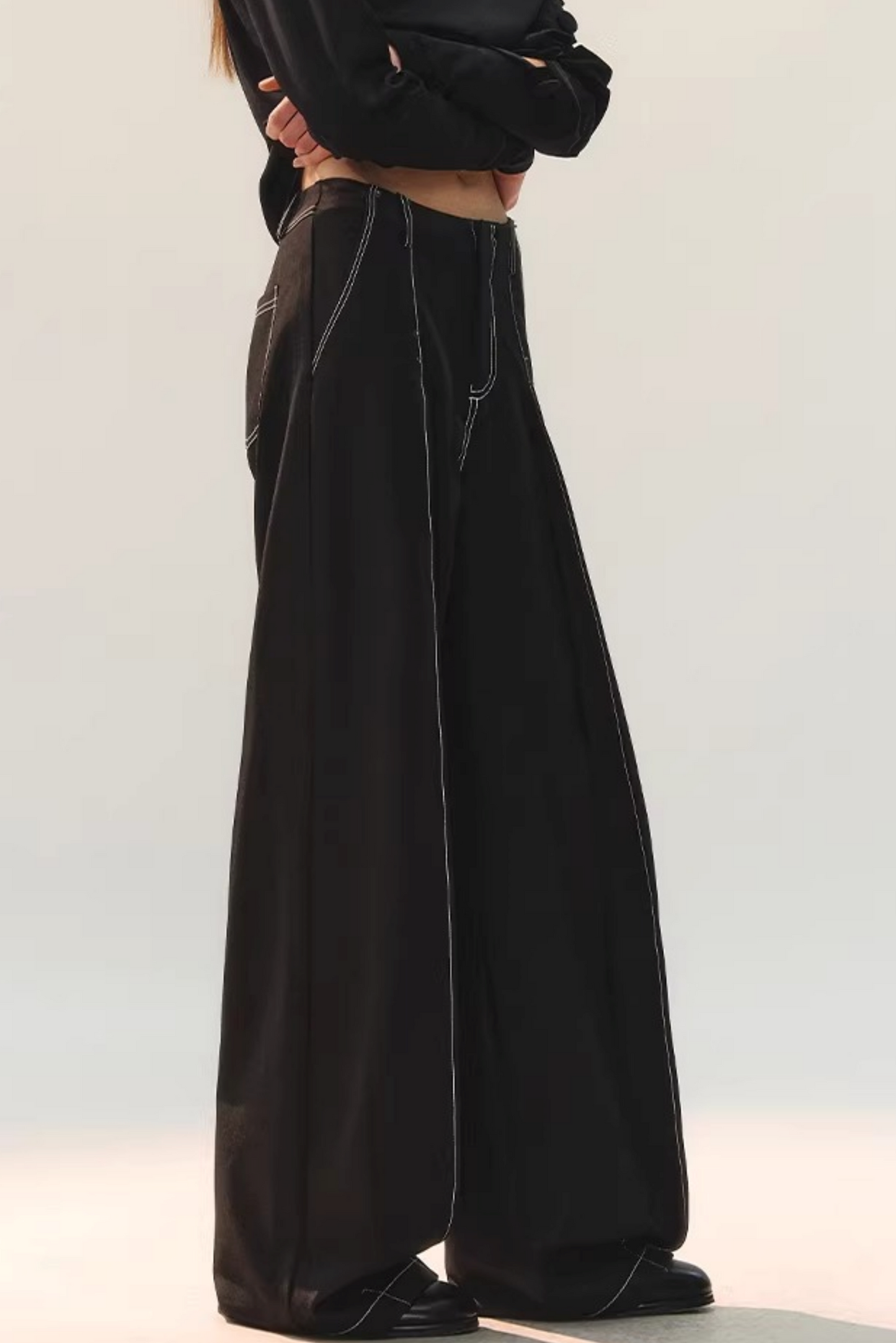 Doppelt plissierte Hose mit weitem Bein