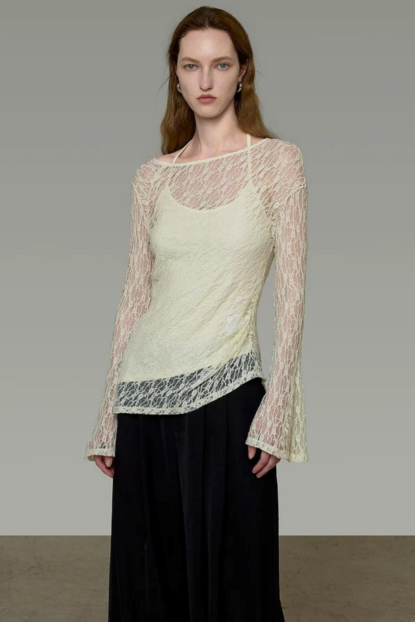 Blusa elegante in pizzo con spalline