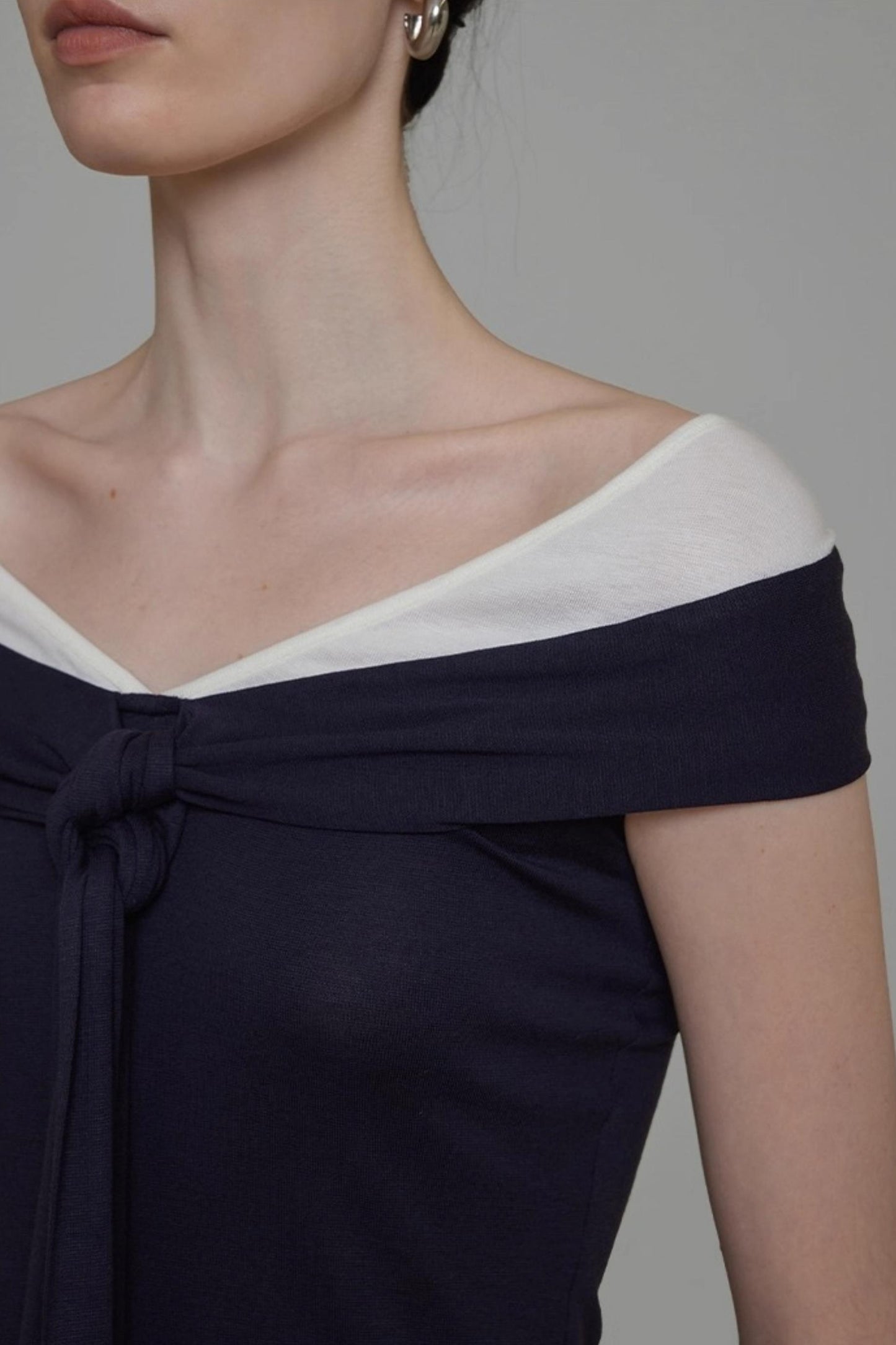 Contrasting One-Shoulder Slimming Top