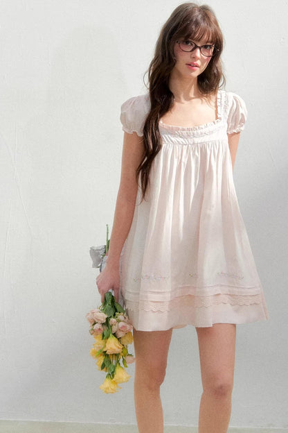Quadratisches, besticktes Puppenkleid
