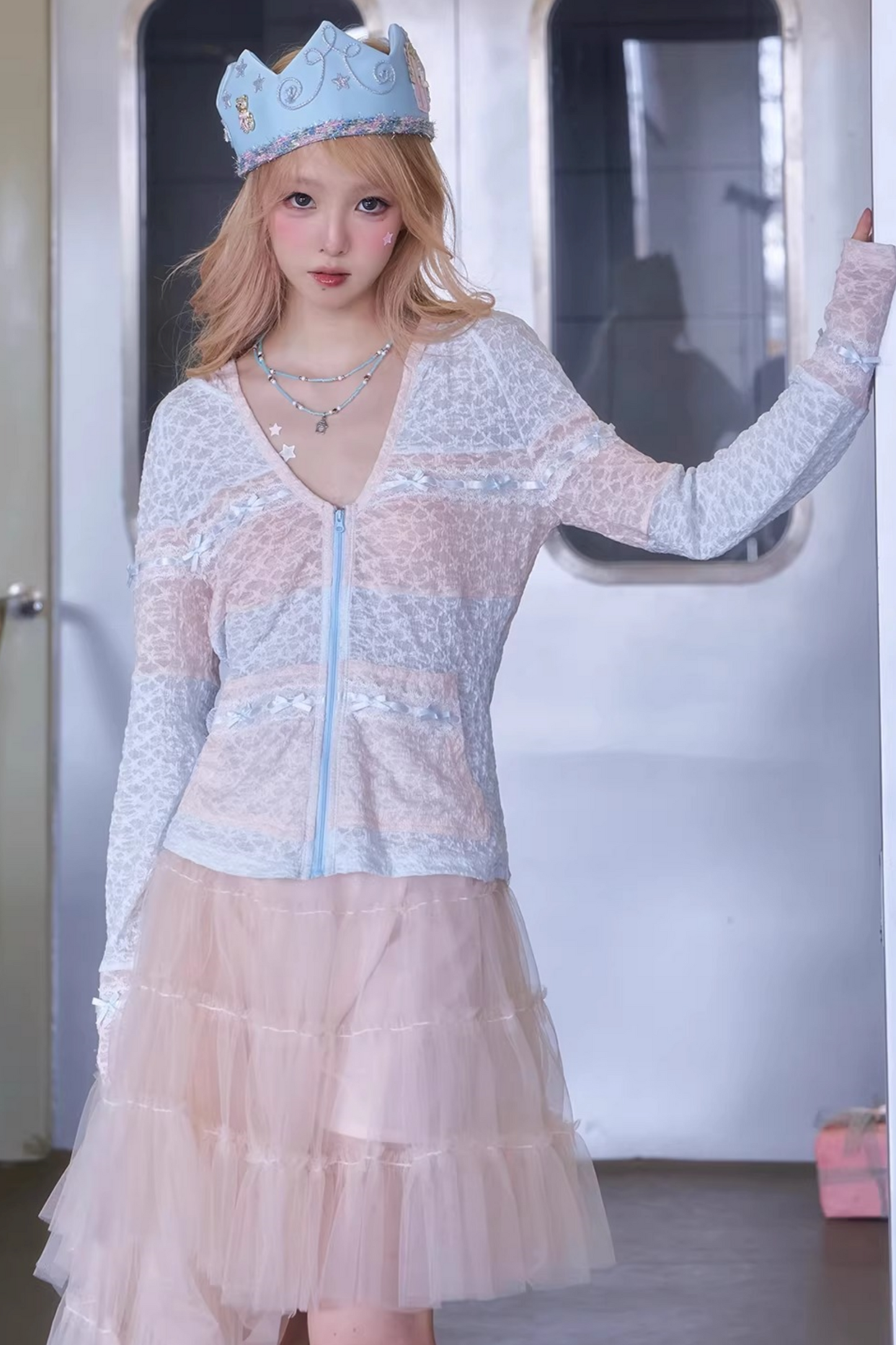 Blau-pinke Spitzenbluse mit Kapuze