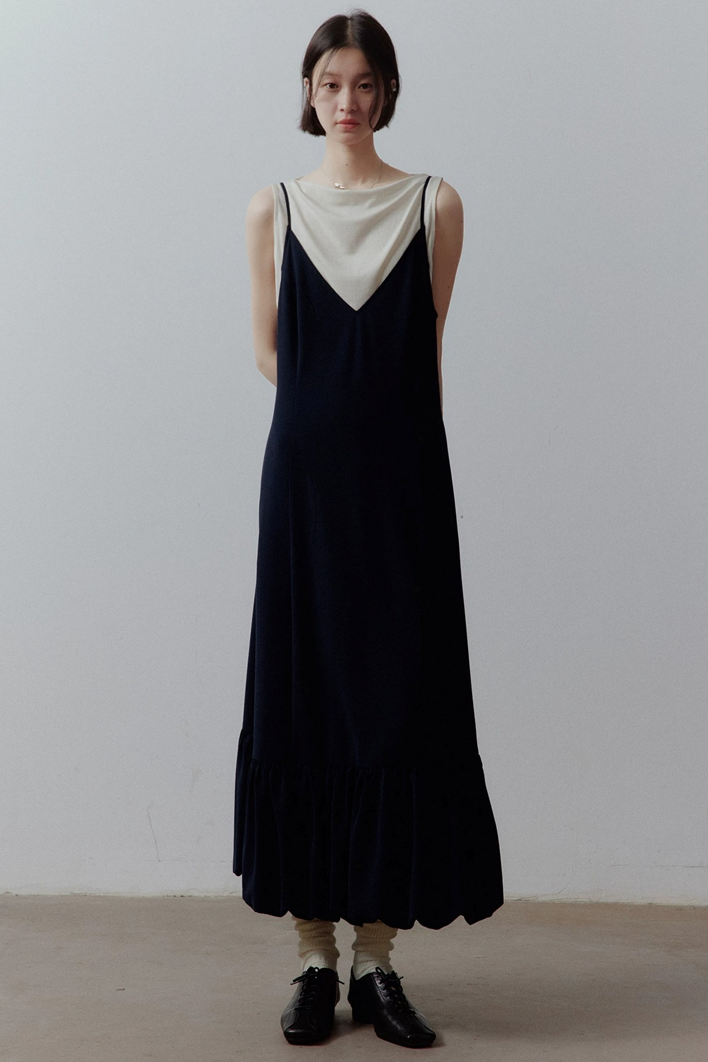 Blumenkleid in ruhigem Blau