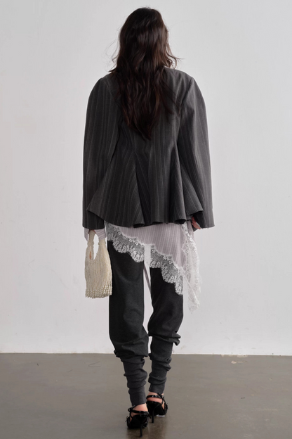 Grau asymmetrischer gestreifter Blazer