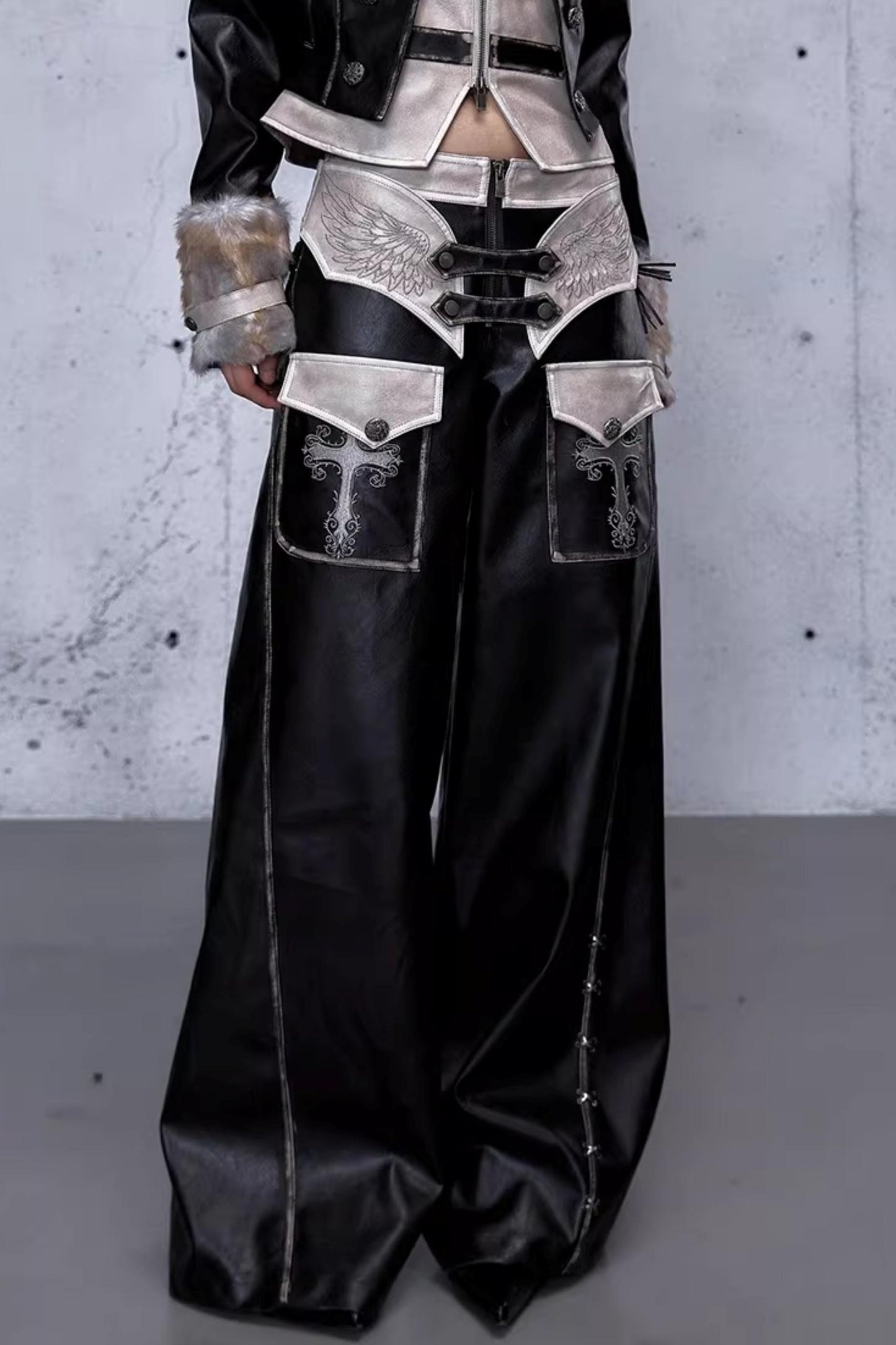 Punk-Lederhose mit Stickerei