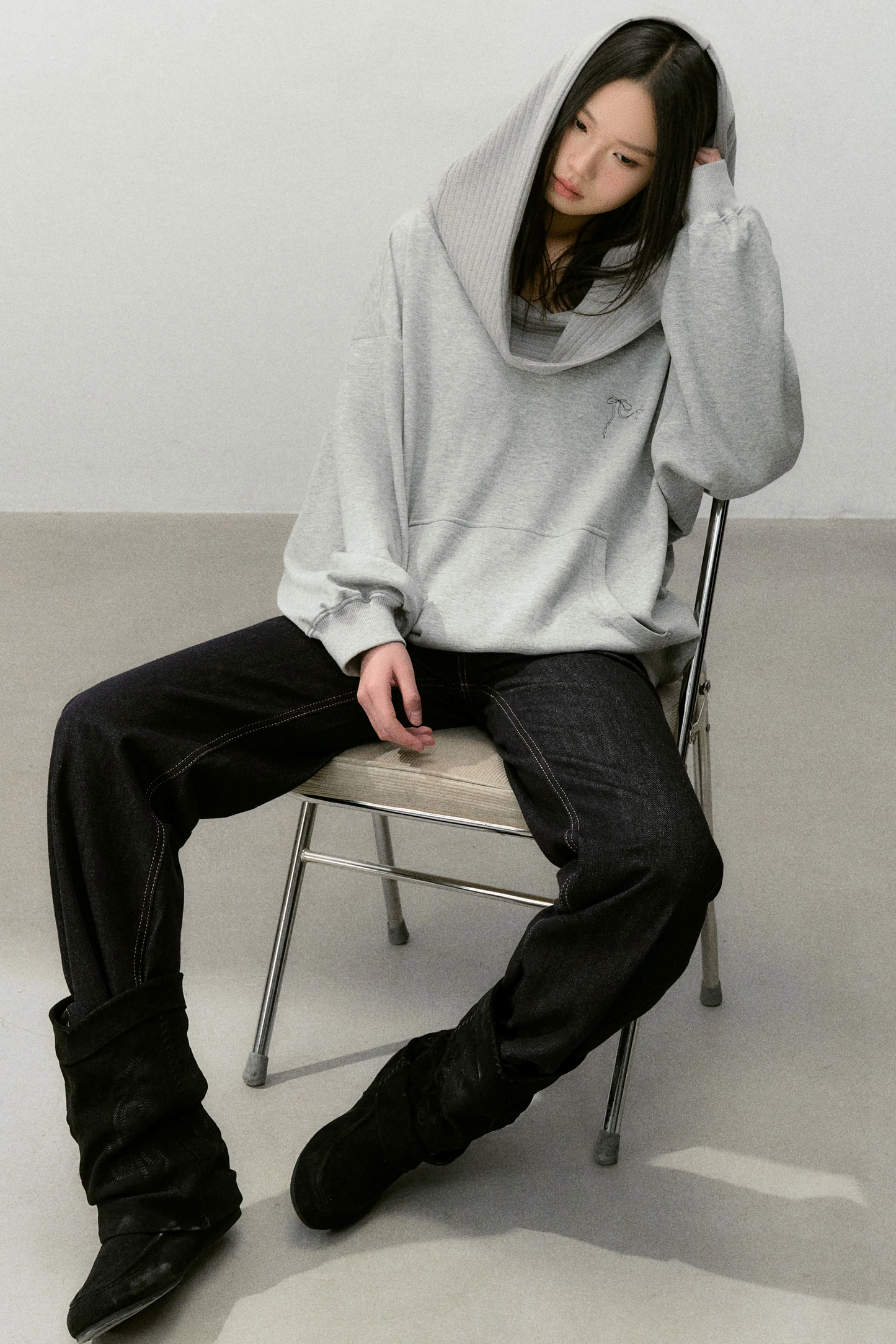 비대칭 후드 스웨터