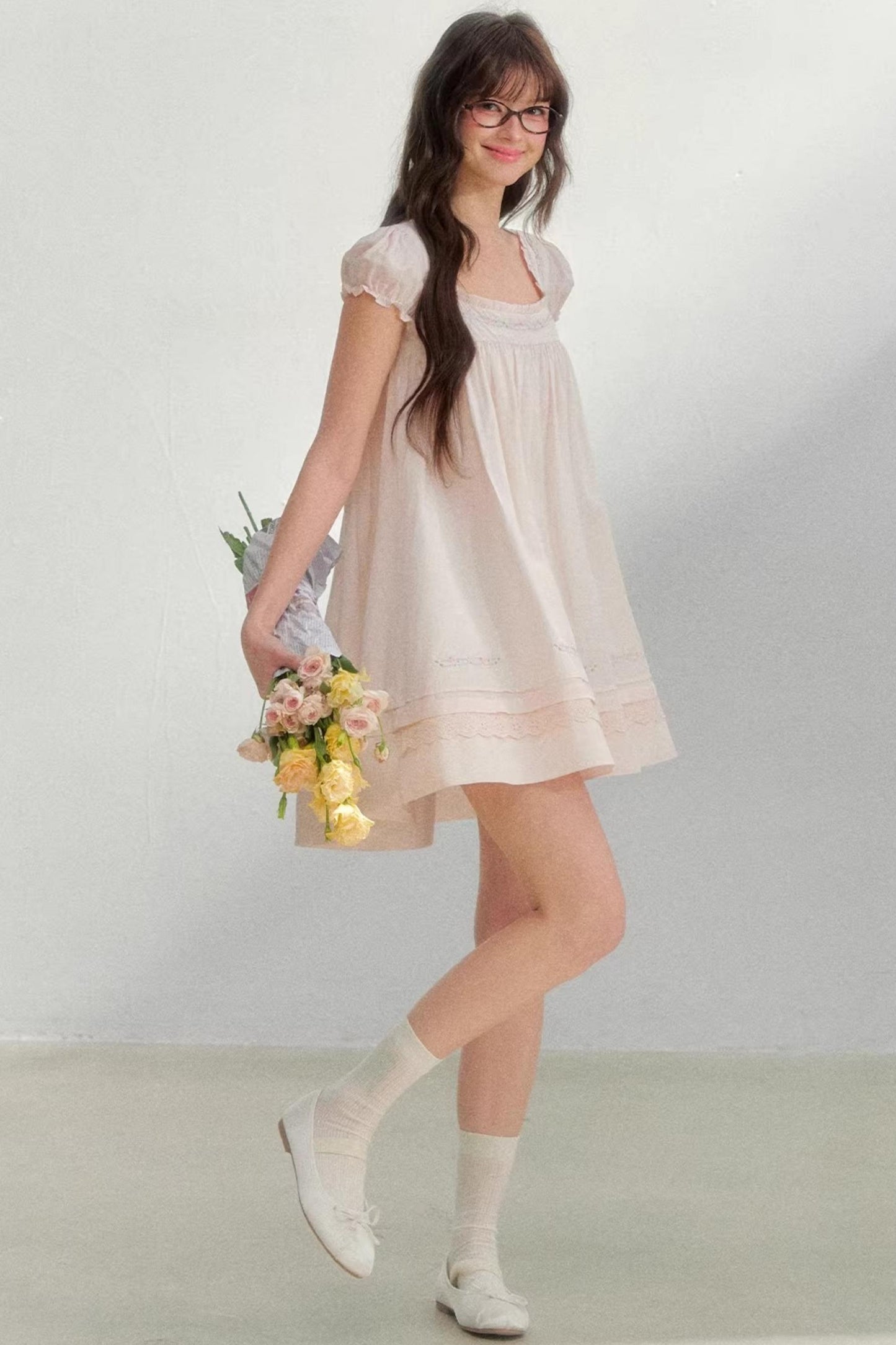Quadratisches, besticktes Puppenkleid