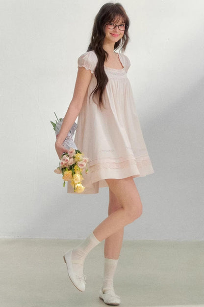 Quadratisches, besticktes Puppenkleid