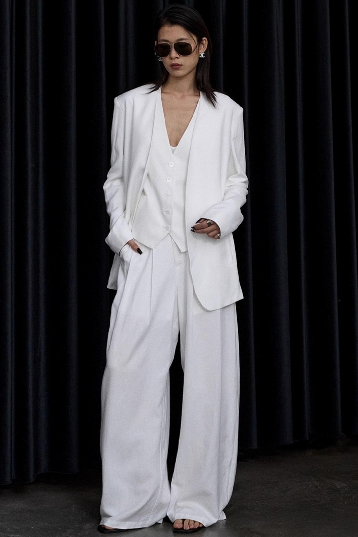 White Collarless V-Neck Loose Suit Set-Up