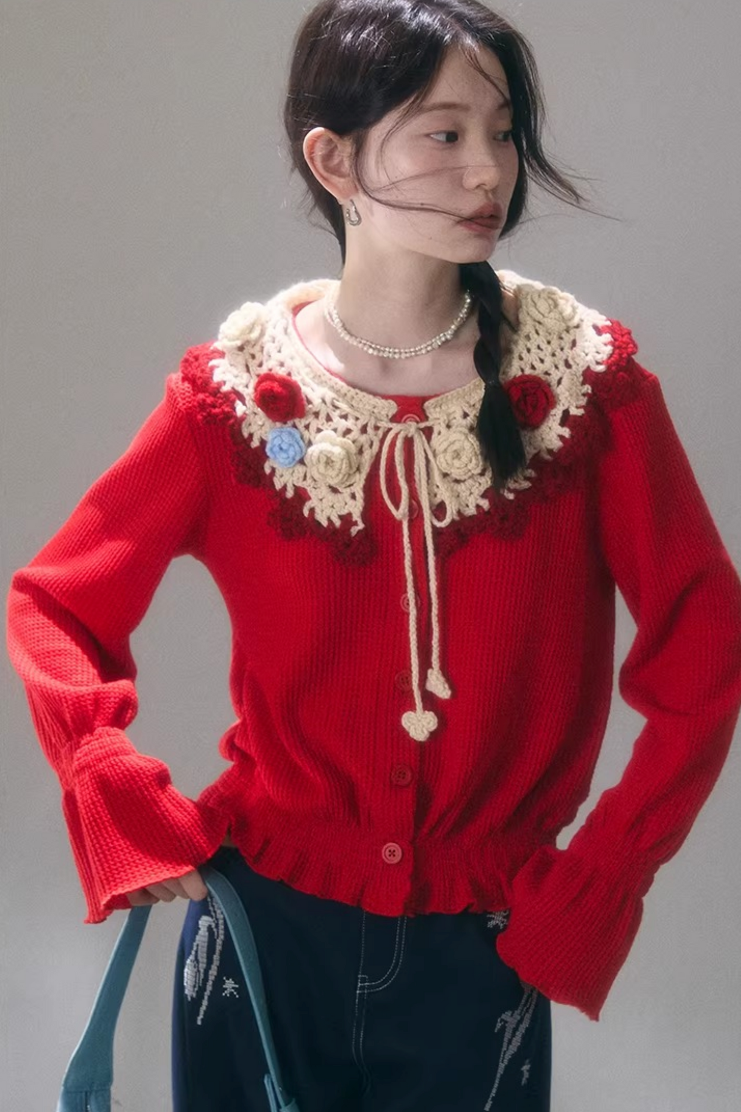 Gehäkelte Strickjacke mit floraler Kamelie