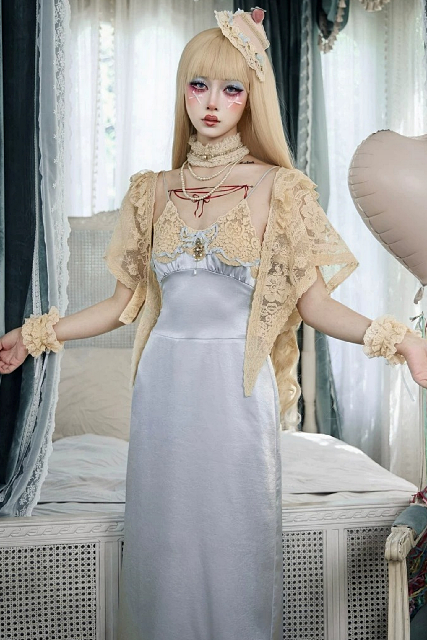 Robe nuisette en satin bleu rococo