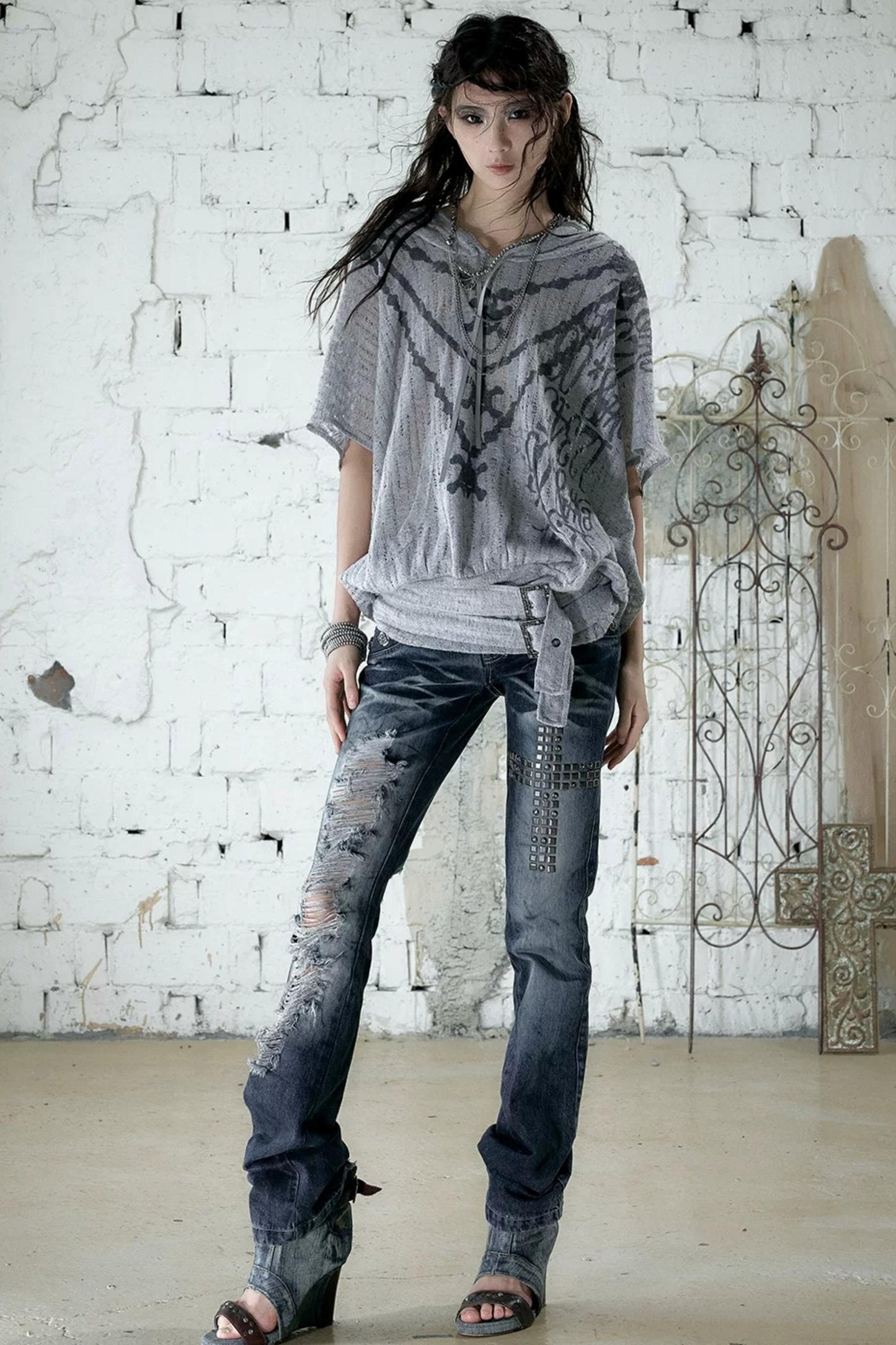 Jeanshose in Used-Optik mit Strasssteinen