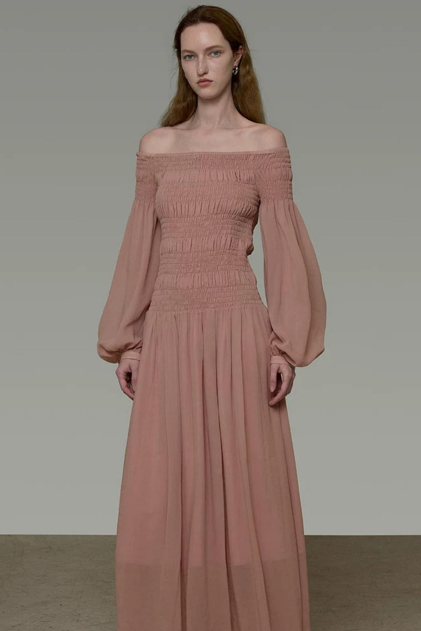 Französisches One-Shoulder-Kleid