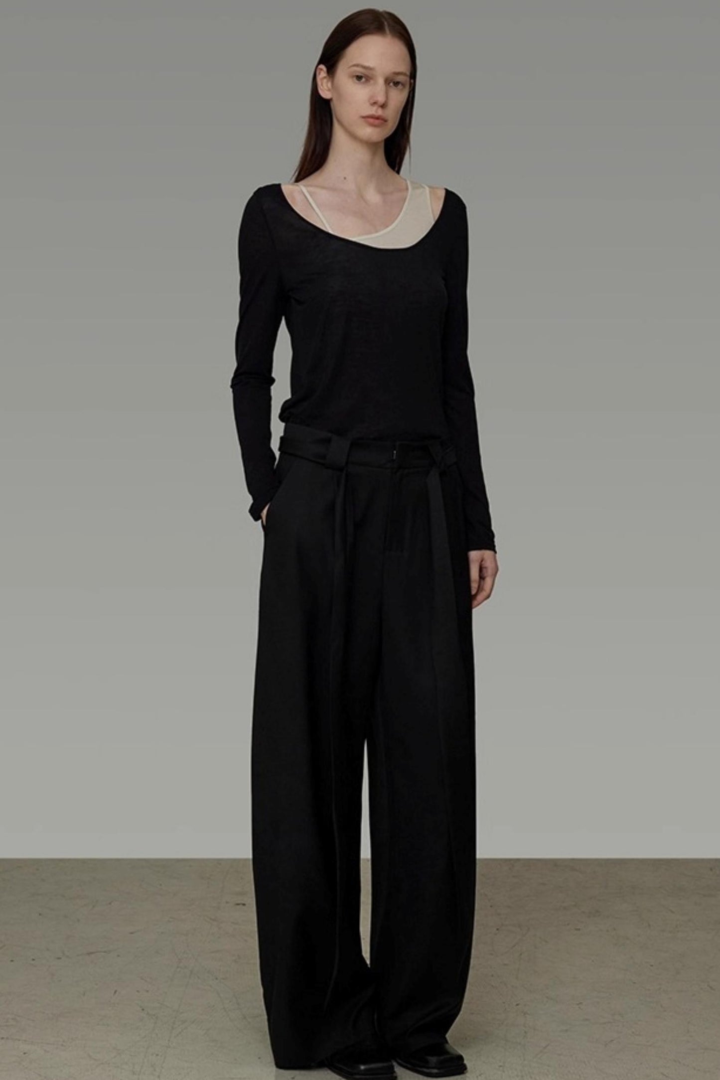 Figurbetonende, fallende Hose mit weitem Bein für den Herbst